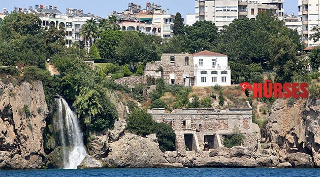 Falezlere gölge düşüren yıkıntılar